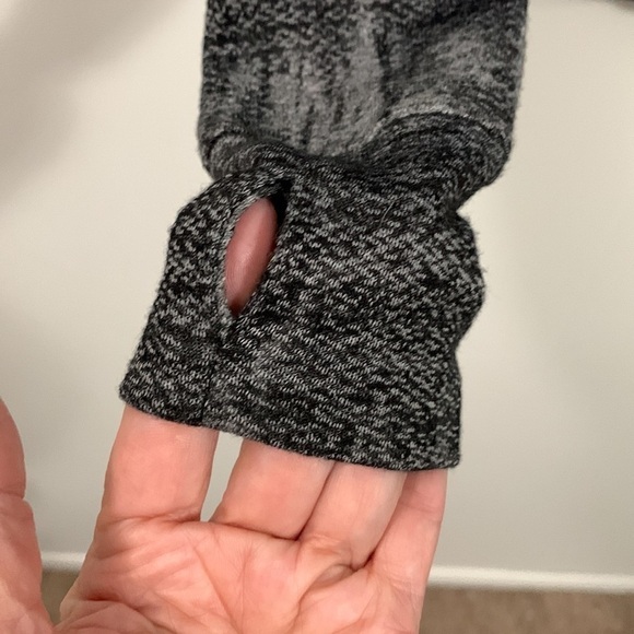 Red Haute women’s long sleeve crew neck top, size small, thumb holes good cond - Picture 3 of 6